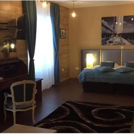 Logis & Restaurant - Le Mouton Blanc 3* קמברה